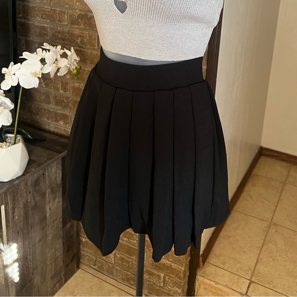Women's Black Pleated Skater Skirt - Unbranded - Picture 3 of 3